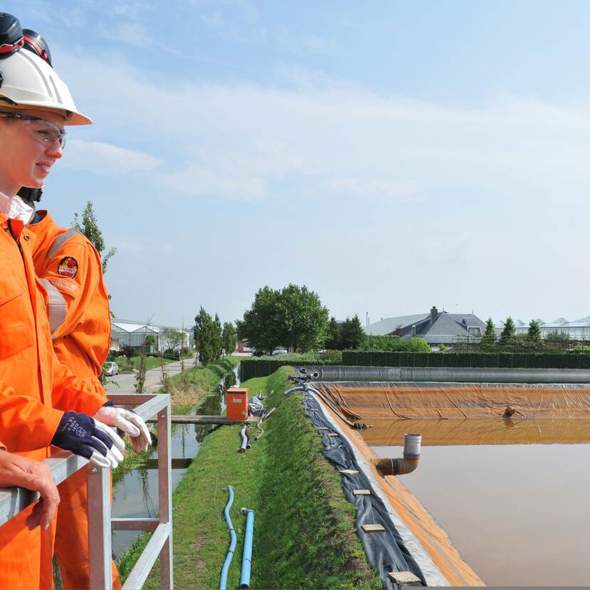 Inspecteur van SodM bij de wateropslag van een geothermie-installatie