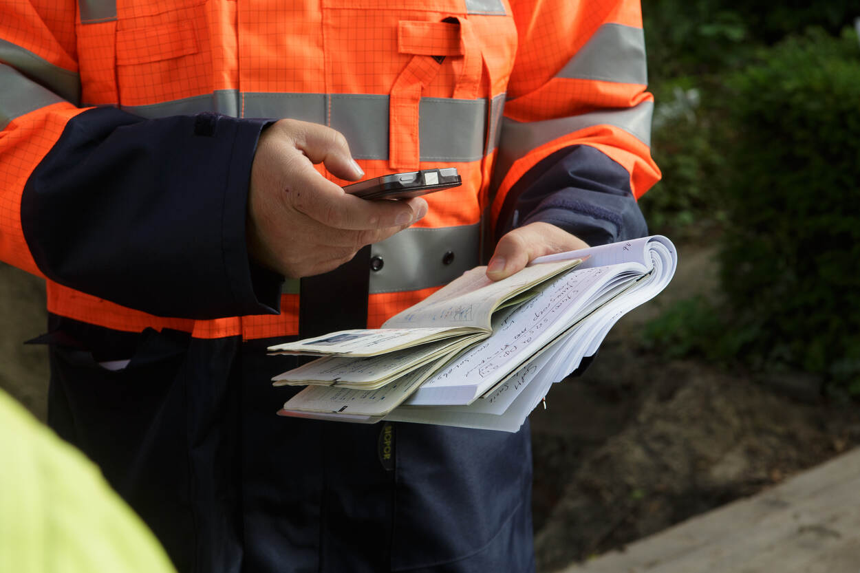 Inspecteur maakt notie op een kladblok