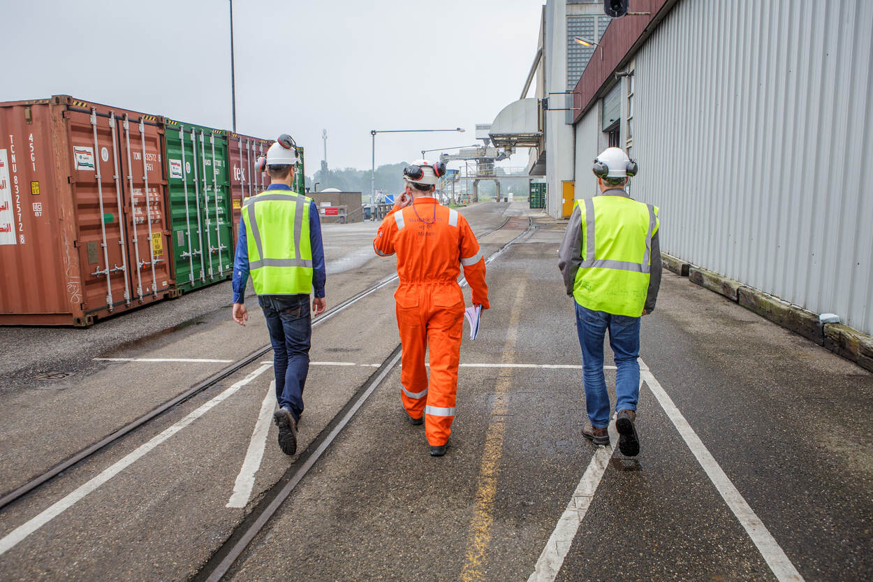 Inspecteurs voeren inspectie uit op locatie