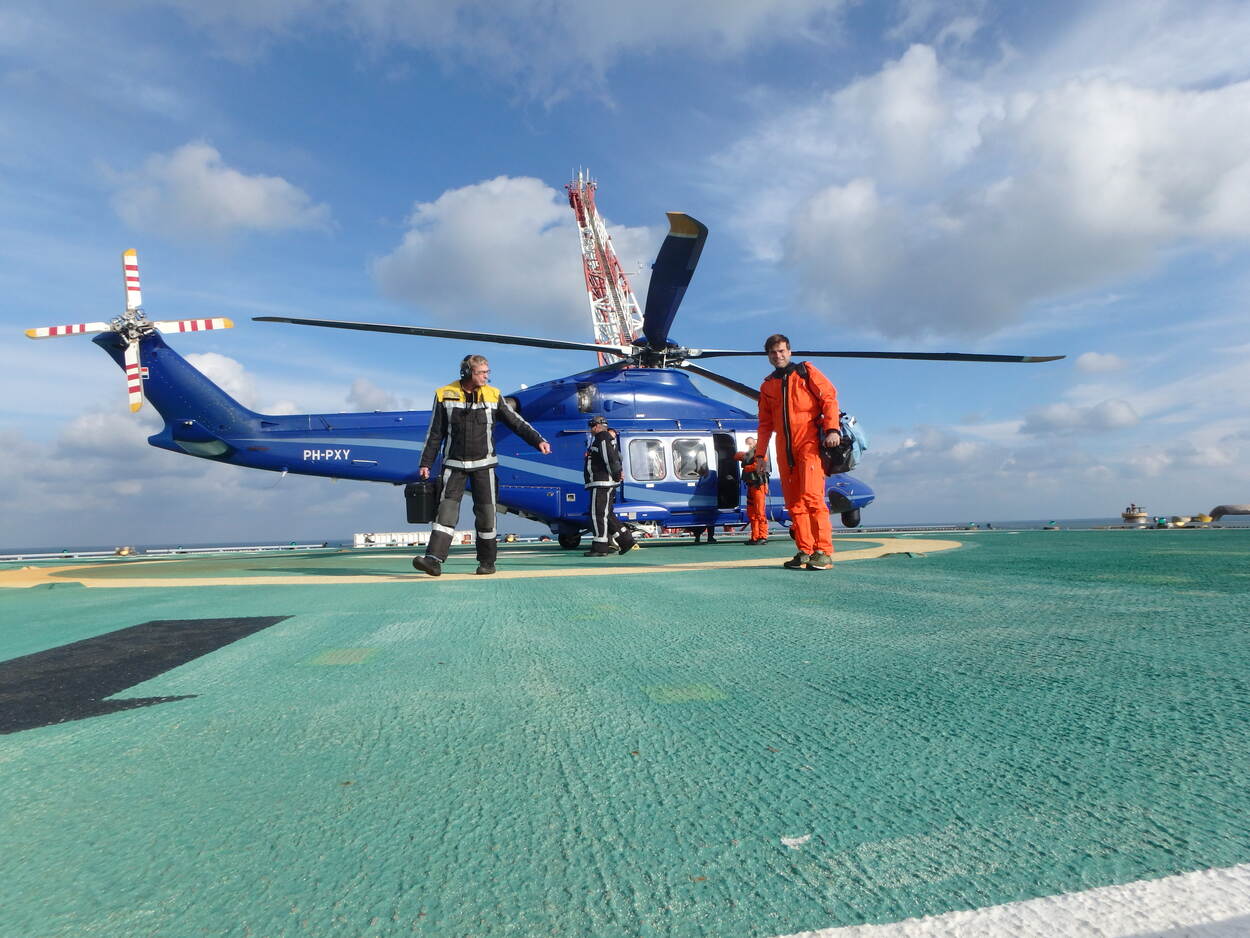 inspecteurs bij helicopter