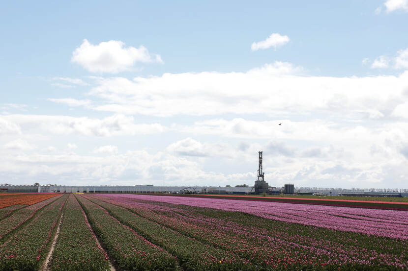 geothermie-installatie bij bloemenveld