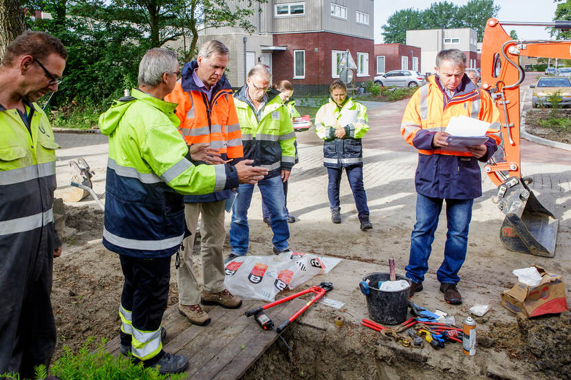 Twee inspecteurs van SodM inspecteren graafwerkzaamheden van een netbeheerder